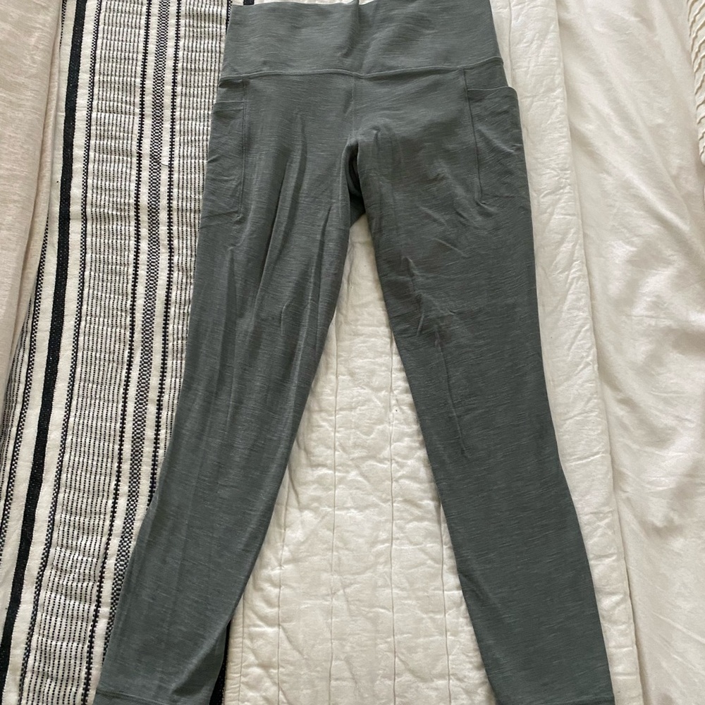 Athleta salutation stash pocket ll size small